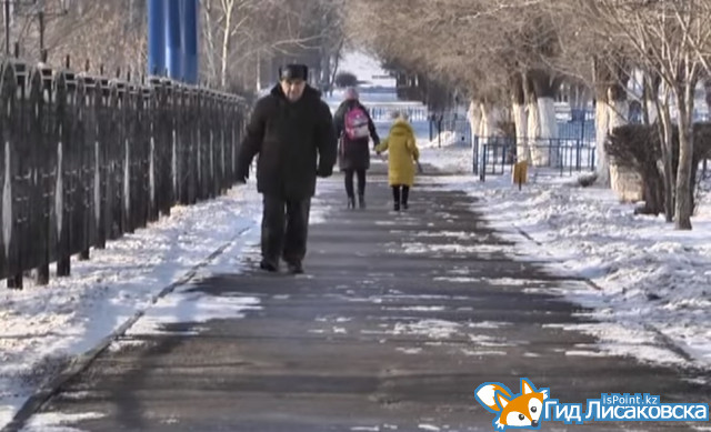 Чем плавят лёд на дорогах Лисаковска?