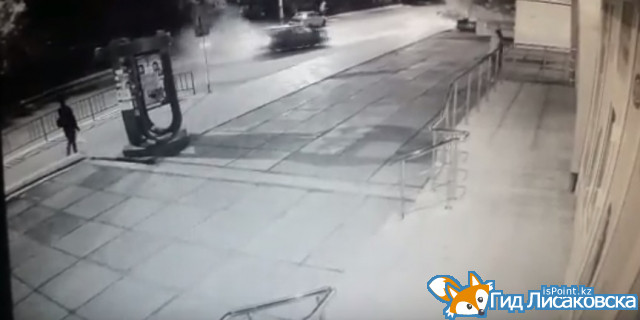 В Лисаковске автомобиль врезался в припаркованную машину