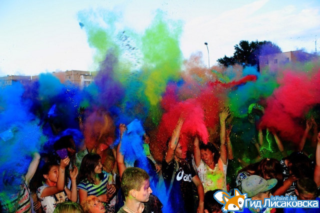 В Лисаковске прошел молодежный фестиваль "Краски лета"