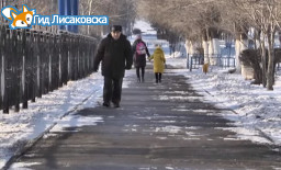 Чем плавят лёд на дорогах Лисаковска?