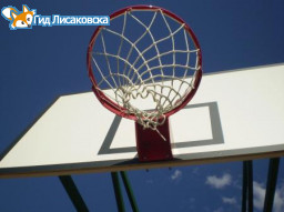 В Лисаковске на подростка упала опора с баскетбольным кольцом
